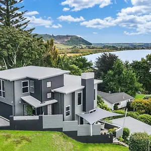 Serenity Lakeview Retreat Holiday home
